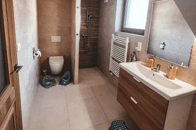 Ďumbierky 5ka a 6ka - kúpeľňa so sprchovacím kútom a WC, Ďumbierky, Mýto pod Ďumbierom
