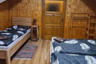 Spálňa s 1-lôžkovou a manželskou posteľou, Chata Chrumka, Horný Slavkov
