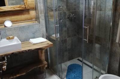 Kúpeľňa so sprchovacím kútom a toaletou, Drevený zrub Zuberec, Zuberec