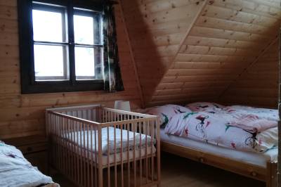 Spálňa s 1-lôžkovými posteľami a detskou postieľkou, Drevený zrub Zuberec, Zuberec