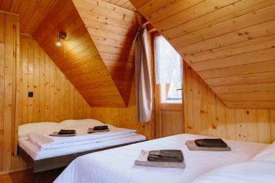 Malá chata - spálňa s manželskými posteľami, Chaty Katka, Oravský Biely Potok