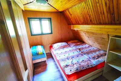 Spálňa s manželskou a 1-lôžkovou posteľou, Chata MIMONKA, Dedinky