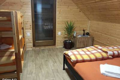 Apartmán č. 2 - spálňa s poschodovou a manželskou posteľou, Ubytovanie U Slovana, Obyce