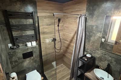 Kúpeľňa so sprchovacím kútom a toaletou, Apartmány Bučina, Oravská Lesná