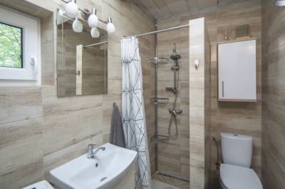 Kúpeľňa so sprchovacím kútom a toaletou, Chata Arónia, Pokryváč