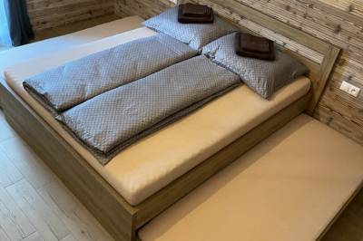 Spálňa s manželskou posteľou a prístelkou, Chata Slanický Grúň, Námestovo