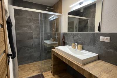 Kúpeľňa so sprchovacím kútom, Chata Slanický Grúň, Námestovo