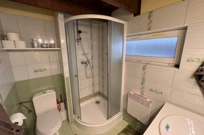 Kúpeľňa so sprchovacím kútom a WC, Chata Hoľa, Dolný Kubín