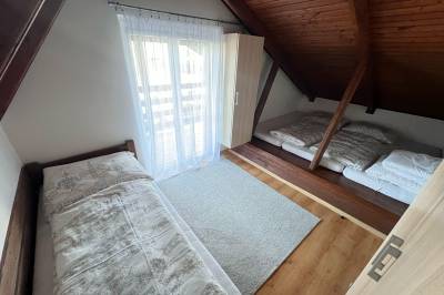 Spálňa s 1-lôžkovou a manželskou posteľou, Chata Hoľa, Dolný Kubín