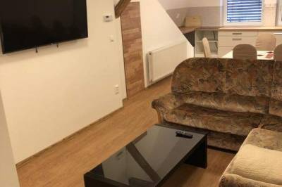 Obývačka s gaučom a TV, U babky, Piešťany