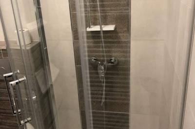 Kúpeľňa so sprchovacím kútom, U babky, Piešťany