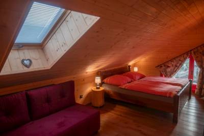 Red chalet - spálňa s manželskou posteľou a pohovkou, Chalets Buky, Vysoké Tatry