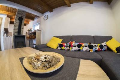 Obývačka s gaučom a kachľami, Chata Damiva, Vinné