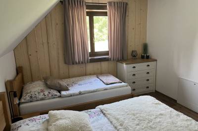 Spálňa s manželskou a 1-lôžkovou posteľou, Kanadský zrub s privátnym wellness, Nižná