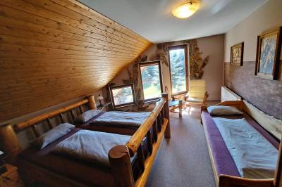 Zrub Montana - spálňa s manželskou a 1-lôžkovou posteľou, MONTANA RESIDENCE - Zrub Montana a Chata Oregon, Bystrička