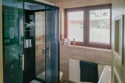 Kúpeľňa s masážnym sprchovacím kútom, Chata pod lipou, Bobrovník