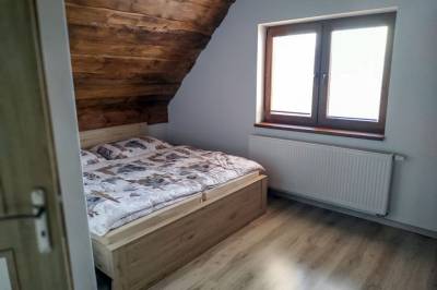 Spálňa s manželskou posteľou, Chata pod lipou, Bobrovník