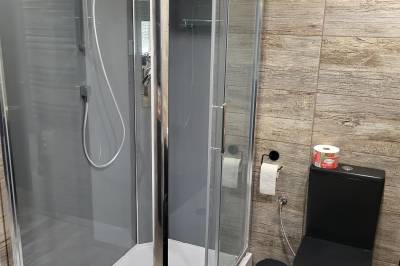 Kúpeľňa so sprchovacím kútom a toaletou, Chata Jahôdka, Pribylina