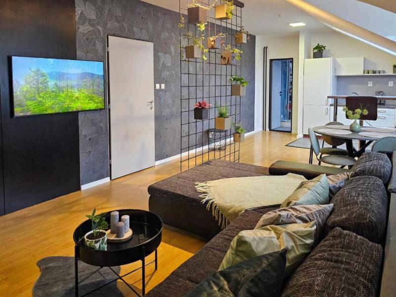 Apartmán s 2 spálňami - obývačka s gaučom a TV, Urban bloom apartments, Liptovský Mikuláš