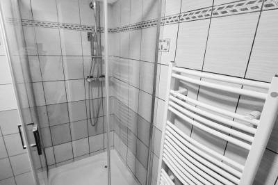 Kúpeľňa so sprchovacím kútom, Panoramatický apartmán Tatry, Nová Lesná