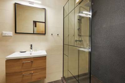 Kúpeľňa so sprchovým kútom a toaletou, Hotel Barca, Košice