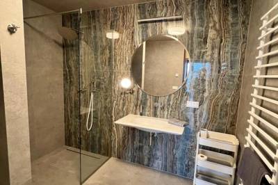 Kúpeľňa so sprchovým kútom, Chalet Frassino, Oravská Lesná
