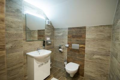 Kúpeľňa so sprchovým kútom a toaletou, Villa Michaela, Bešeňová