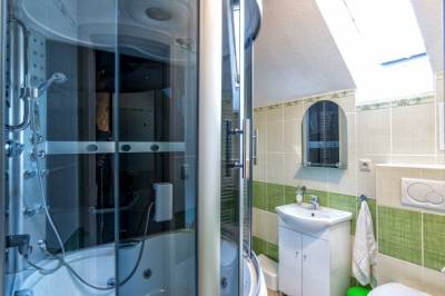 Kúpeľňa so sprchovým boxom a toaletou, Drevenica pod Sitieňom 1, Lazisko