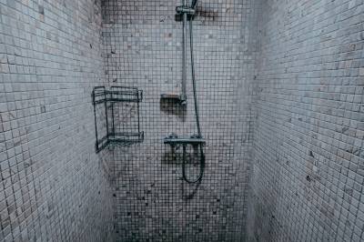 Kúpeľňa so sprchovacím kútom, MEDULIENKA TREEHOUSES NOSZVAJ, Noszvaj