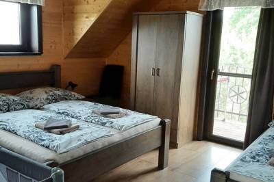 Spálňa s manželskou posteľou, samostatným lôžkom a prístupom na balkón, Zrub Živa, Krupina