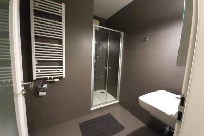 Kúpeľňa so sprchovacím kútom a toaletou, Entrez Radnica 2, Košice