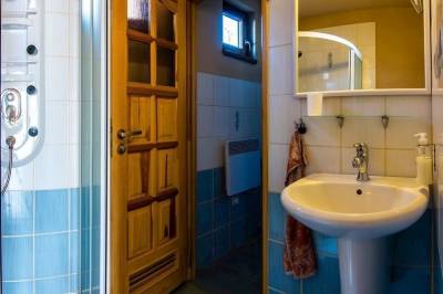 Kúpeľňa so sprchovacím kútom, Chaty Liptov, Liptovský Trnovec