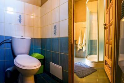 Kúpeľňa so sprchovacím kútom a toaletou, Chaty Liptov, Liptovský Trnovec