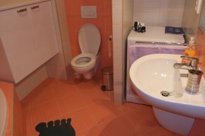 Kúpeľňa s rohovou vaňou a toaletou, Apartmán Slnečnica, Bystrá