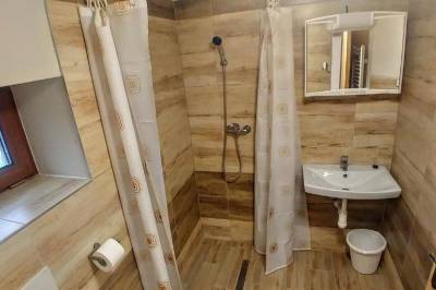 Kúpeľňa so sprchovým kútom a toaletou, Apartmány Centrum, Pavčina Lehota