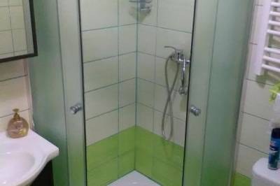 Kúpeľňa so sprchovým kútom a toaletou, Chata Alpina, Ružomberok