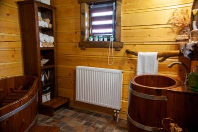 Kúpeľňa s drevenou vaňou a dreveným umývadlom, Chata Važec, Važec