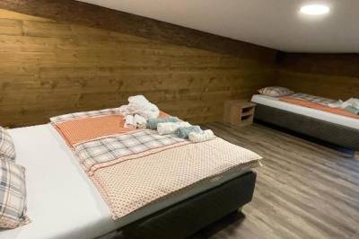 Spálňa s manželskou posteľou a samostatným lôžkom, Mountain Chalets - Hobitie Domčeky, Valča
