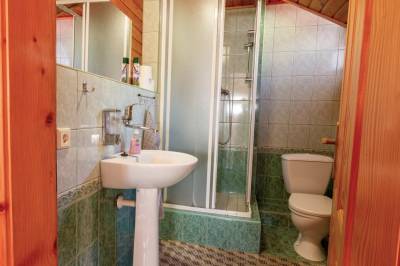 Kúpeľňa so sprchovacím kútom a toaletou, Chata Relax, Liptovské Revúce