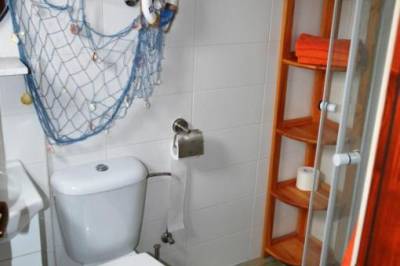 Kúpeľňa so sprchovacím kútom a toaletou, Zrubové chatky Zvonček, Podhájska