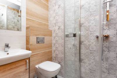 Kúpeľňa so sprchovacím kútom a toaletou, Vila Andrea, Ždiar
