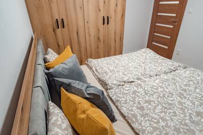 Spálňa s manželskou posteľou, Chalety Bučina, Oravská Lesná