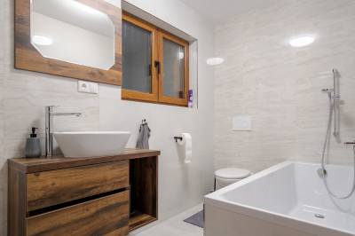 Kúpeľňa s vaňou a toaletou, Chalety Bučina, Oravská Lesná