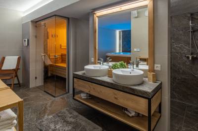 Kúpeľňa s otvorenými sprchami a saunou, Drevenica Medovka, Liptovský Mikuláš
