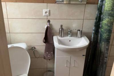 Kúpeľňa so sprchovacím kútom a toaletou, Chata Daniela, Liptovská Osada