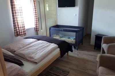 Spálňa s manželskou posteľou, detskou postieľkou a LCD TV, Chata Daniela, Liptovská Osada