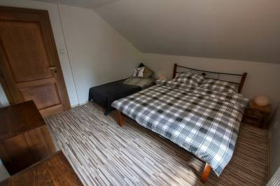 Spálňa s manželskou posteľou a samostatným lôžkom, Stag house – Jelení dom, Smižany