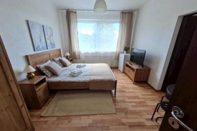 Apartmán č. 2 - spálňa s manželskou posteľou a TV, Villa Paradajs pri Richňavských jazerách, Štiavnické Bane