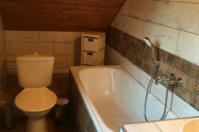 Kúpeľňa s vaňou a toaletou, Chata Adriana, Stará Lesná