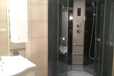Kúpeľňa so sprchovacím kútom, Villa Manatt, Stará Lesná